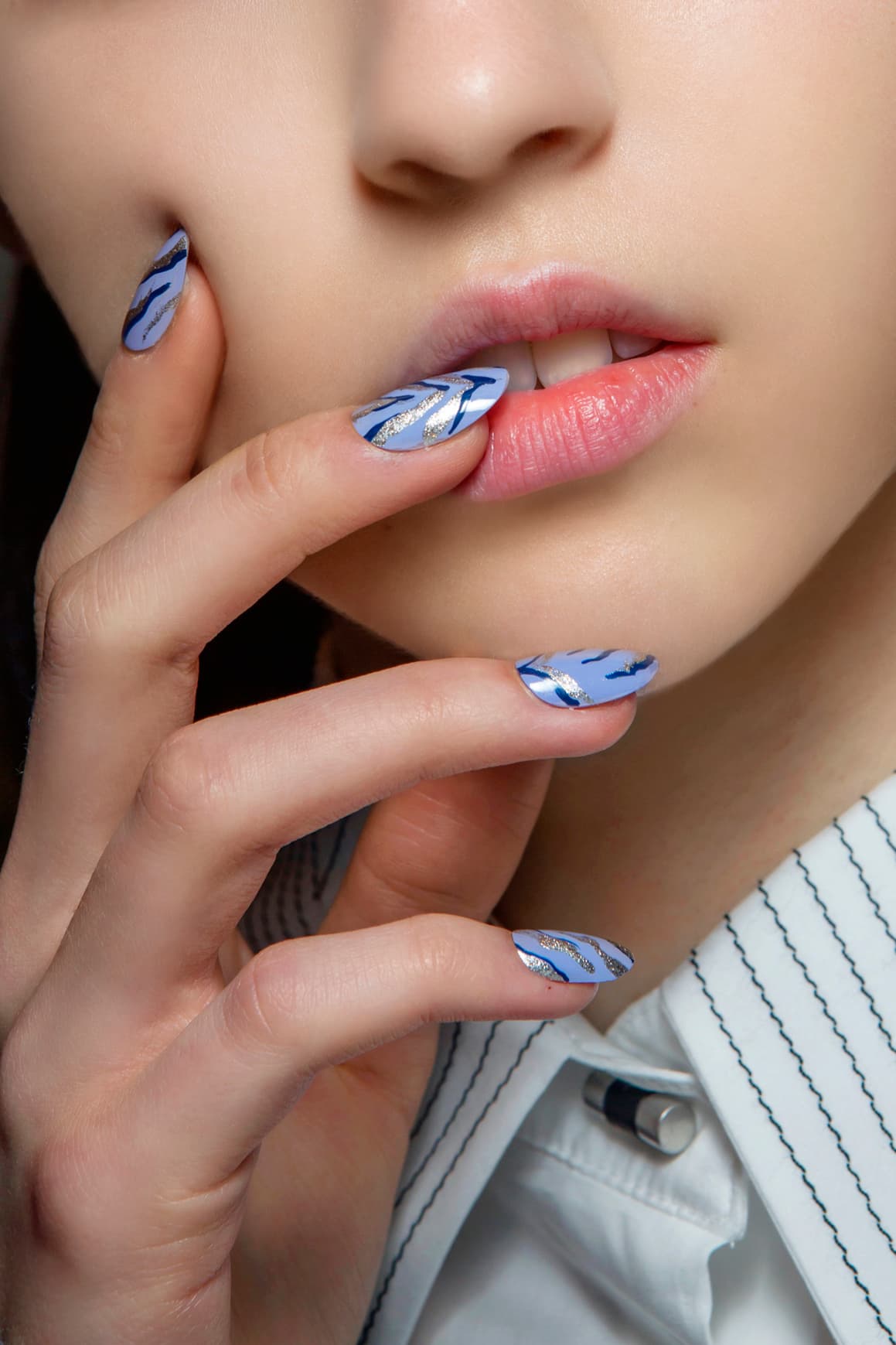 <b>7. Azulados</b>. Aunque el verano se termine los tonos azules también te pueden acompañar durante el otoño y el invierno. Los más apagados son ideales para la temporada, aunque también se vale llevar los más intensos. Con ellos también puedes crear algún diseño como el que aquí te presentamos.
<br>