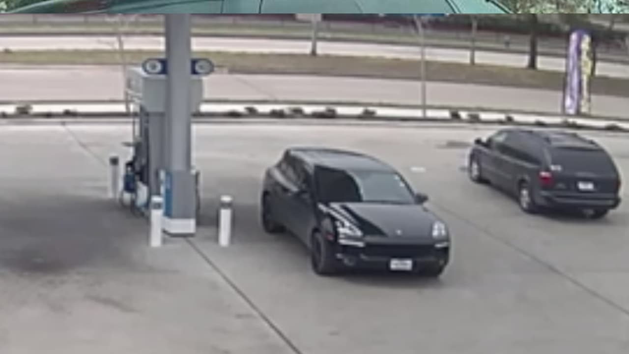 Las imágenes mostraron que antes de llegar la minivan esta camioneta Porsche se estacionaba muy cerca y se entiende está relacionado al crimen quizás cuidando a los ladrones, indicó el encargado.