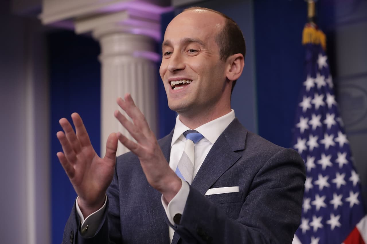 Arquitecto de política migratoria de Trump ataca plan de Biden en su primer día de gobierno