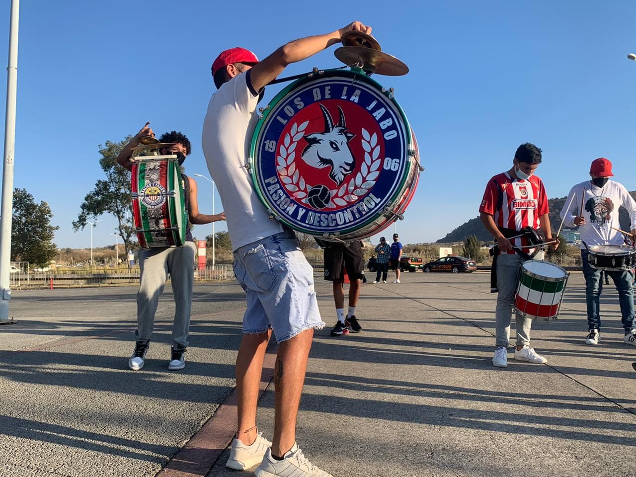Los afortunados aficionados que consiguieron boleto para el partido más esperado de la temporada regular, comienzan a tomar sus lugares en el Estadio Akron a minutos del pitazo inicial.