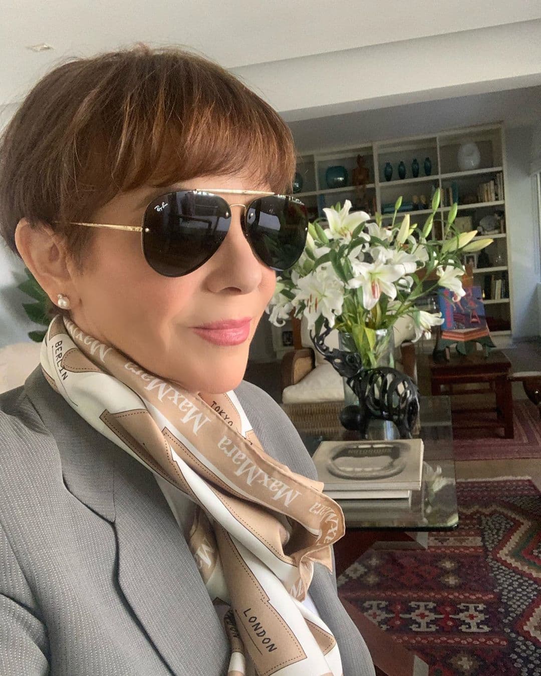 "He tenido la oportunidad de guardarme los últimos 10 días también, desde el lunes 16 (de marzo) yo decidí entrar a este
<b>confinamiento voluntario</b>, por decisión propia, porque estoy muy bien", indicó.