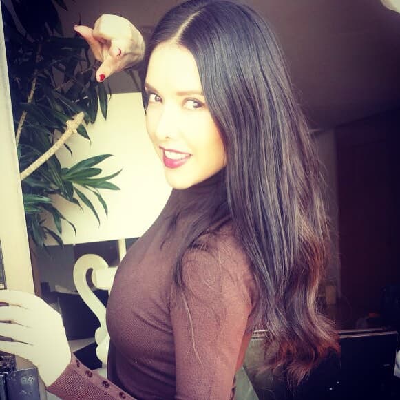 ¡Esta pícara sonrisa siempre resulta ser su mejor accesorio!