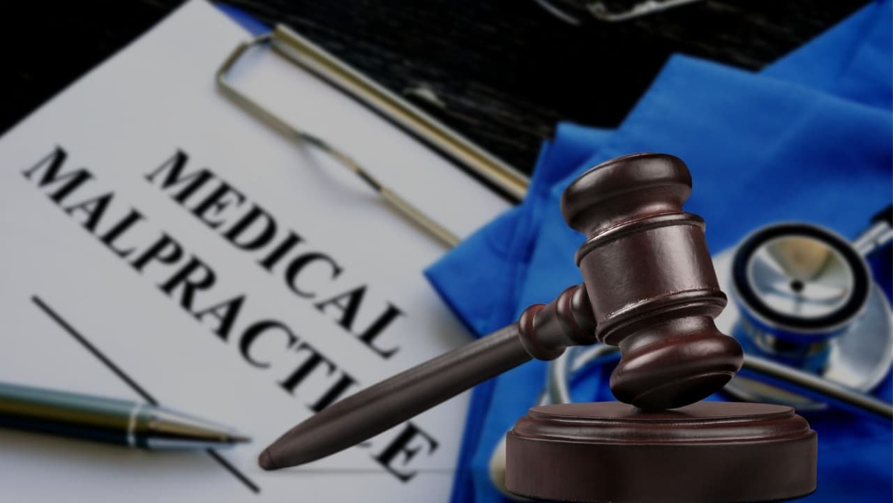 Médico amputa la pierna a un colega y ahora enfrenta demanda