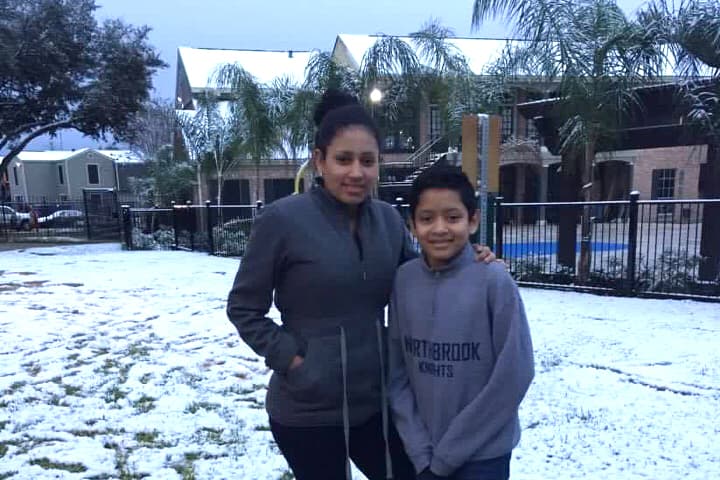 Muchos aprovecharon el raro evento para tomarse fotos, jugar con la nieve y construir el tradicional muñeco navideño.