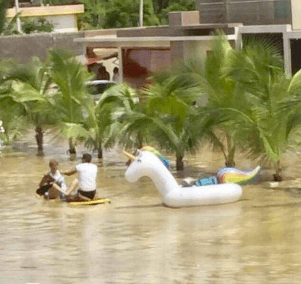 Los que pudieron evacuaron a tiempo, pero muchos se quedaron atrapados en sus casas por las aguas. Por eso, Gonzalo Otero y Roberto Guzmán, los jóvenes héroes de esta historia, decidieron que no podían quedarse parados, agarraron lo que encontraron, una tabla de paddle surf y un flotador de unicornio, y con este precario medio de transoporte rescataron de sus casas a quienes habían quedado dentro.