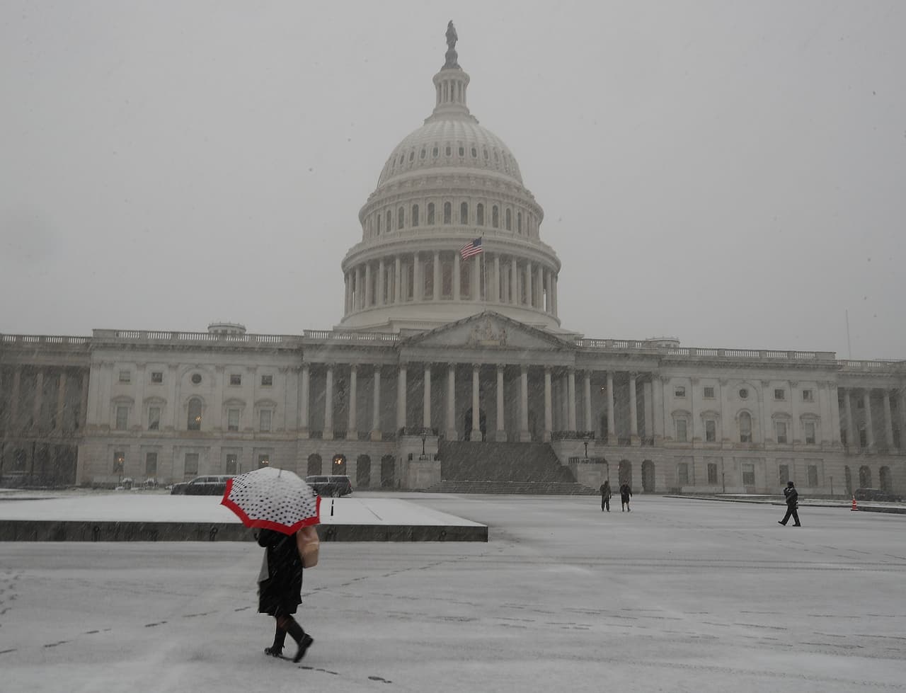 Nieve sobre el Capitolio. Las nevadas previas al día de Acción de Gracias no son comunes en Washington DC. Según un reporte de The Washington Post hoy fue la nevada más temprana del año desde 1996, cuando cayeron 0.2 pulgadas de nieve el 14 noviembre.