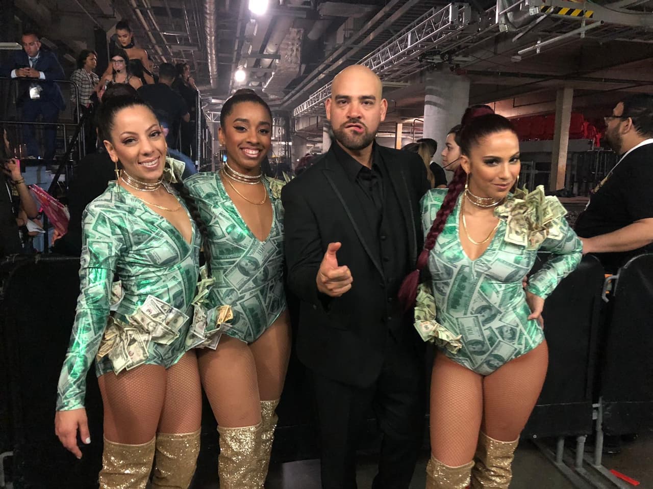 Ya en backstage, al
<b>Pelón</b> le llamaron la atención estas bailarinas.