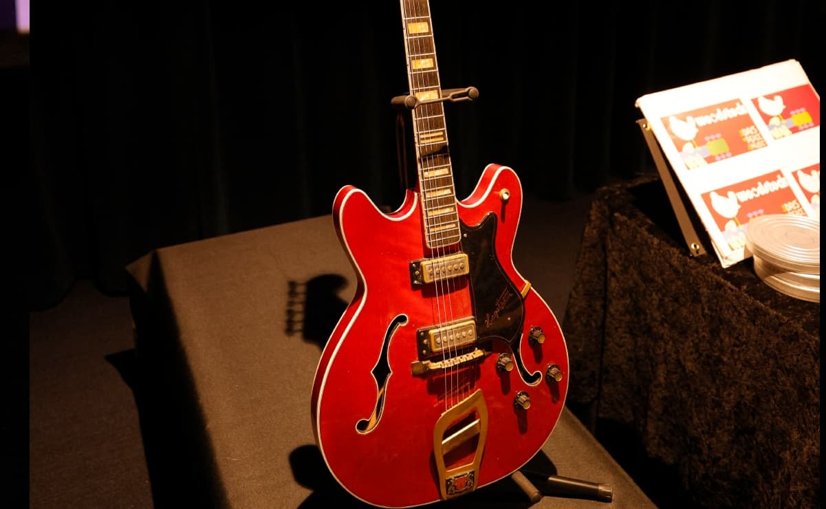 Sotheby's subastará en Nueva York la guitarra rojo cerezo del 'Rey del Rock' Elvis Presley