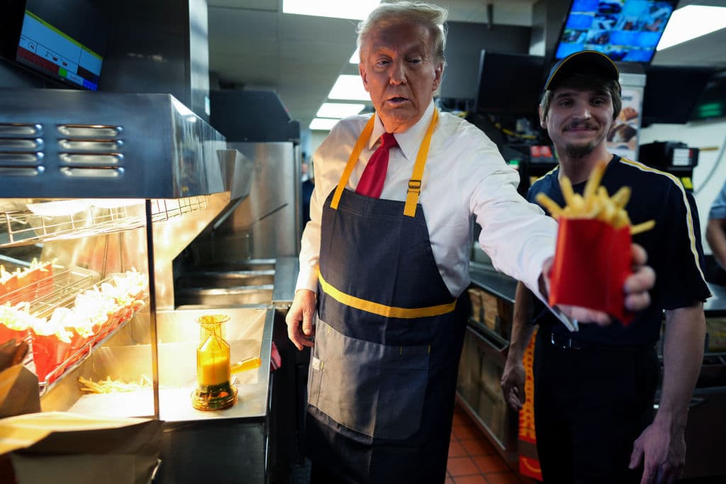 Trump se puso detrás del mostrador, con un delantal de empleado, y preparó unas papas fritas en un McDonald's de Feasterville-Trevose, en Pensilvania.