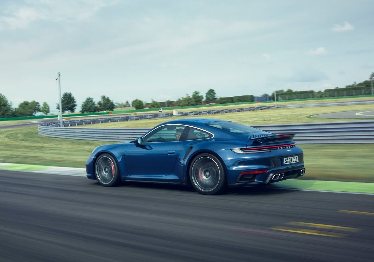 Su motor es un bóxer 3.8 litros de 6 cilindros con doble turbo. Un bloque con la capacidad de producir 580 caballos de fuerza y 553 lb-pie de torque, lo que supone un aumento de 40 caballos de fuerza y 29 lb-pie de torque con respecto al modelo anterior.