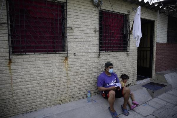 Banderas blancas en casas de El Salvador que señalizan la falta de comida.