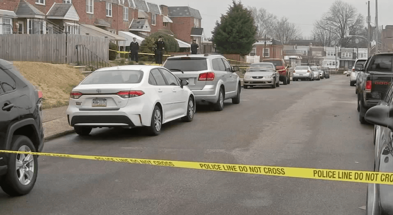 Encuentran a un niño de 6 años encerrado en una jaula de perro, dentro de una casa en Tacony