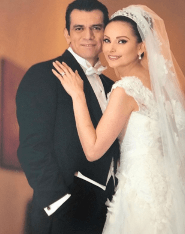 <b><a href="https://www.univision.com/estilo-de-vida/bodas/jorge-salinas-y-elizabeth-alvarez-si-se-casaron" target="_blank">La pareja se casó</a></b> el 15 de octubre de 2011 con una espectacular fiesta de 300 invitados en la Hacienda San Agustín en Atlixco, Puebla, en donde ambos grabaron
<b>Fuego en la Sangre</b>.
<br>