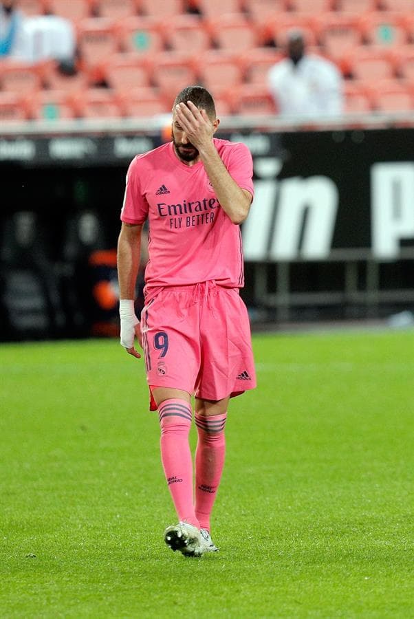 Real Madrid recibe una goliza por parte del Valencia durante la novena jornada de LaLiga. Karim Benzema abrió con gol para los 'Merengues', sin embargo Carlos Soler se luce haciendo un hat-trick y Rafael Varane se encarga de sumar un gol más para los 'ches', dejando el marcador 4-1.