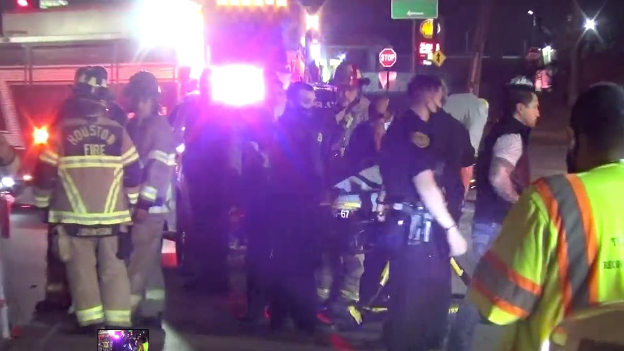 El hombre quedó dentro del automóvil hasta que llegaron los equipos de rescate.