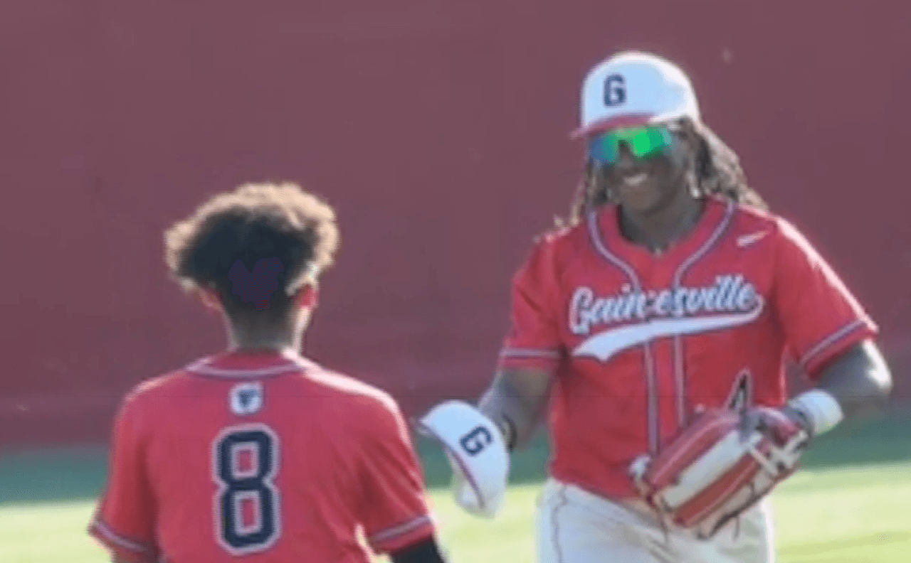 “Su corazón se detuvo”: Muere el estudiante hispano que recibió un batazo accidental en una práctica de béisbol