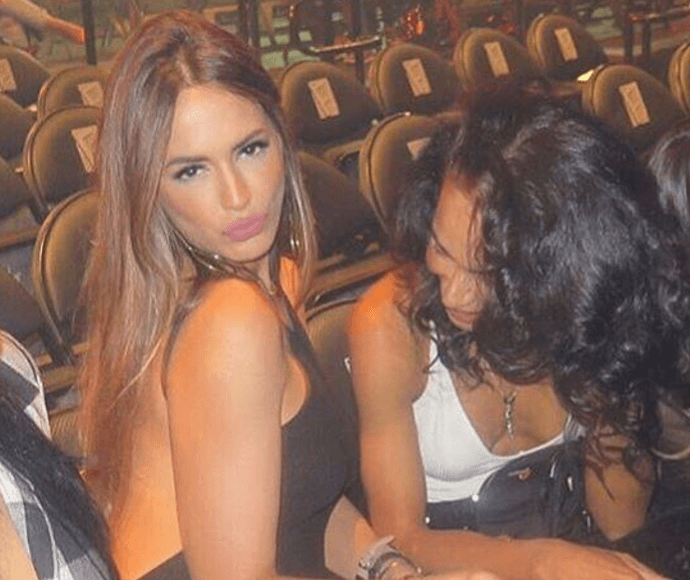 Junto a un grupo de amigas, Shannon de Lima fue de las primeras en llegar a una presentación de Maluma.