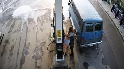 La estadounidense Chynna Deese y su novio, el australiano Lucas Fowler, viajaban en una camioneta rumbo a Alaska.