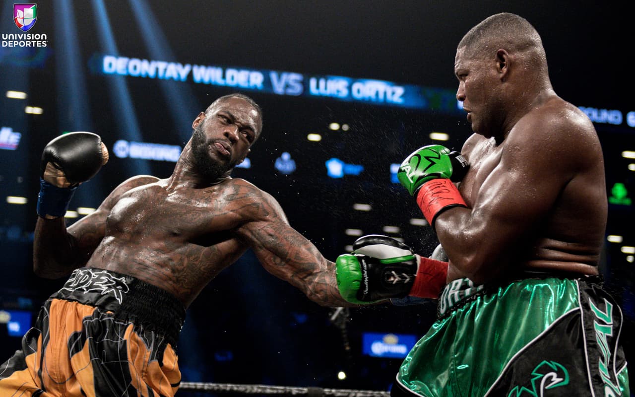 La pelea estelar en el Barclays Center de Brooklyn, una de las más esperadas en la categoría de los pesos completos, sobrepasó las expectativas de los aficionados. Luis Ortiz (28-1, 24 KOs) le complció la noche a Deontay Wilder (40-0, 39 KOs), pero el campeón sacó a relucir en el décimo round el poder que tiene en los nudillos para mandar al cubano a la lona en dos ocasiones y sellar la victoria.