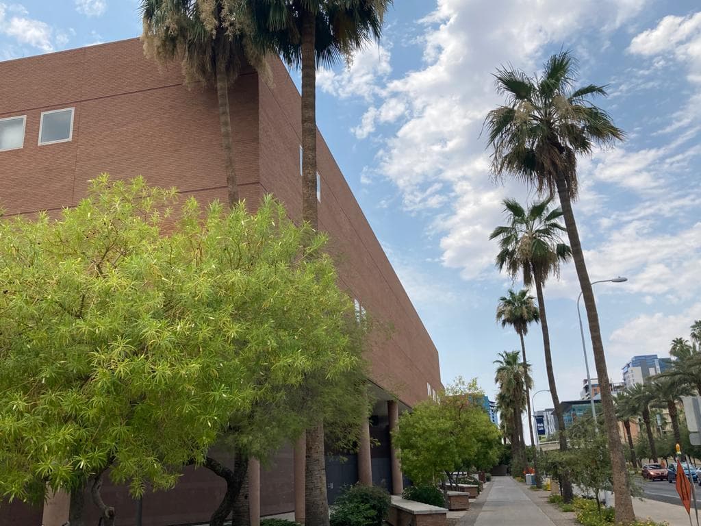 En pocas semanas inicia el semestre de otoño y ASU señaló que está lista para dar la bienvenida a más de 75,000 estudiantes a clases presenciales, ocupación regular en dormitorios, competencias atléticas y cenas en el campus.