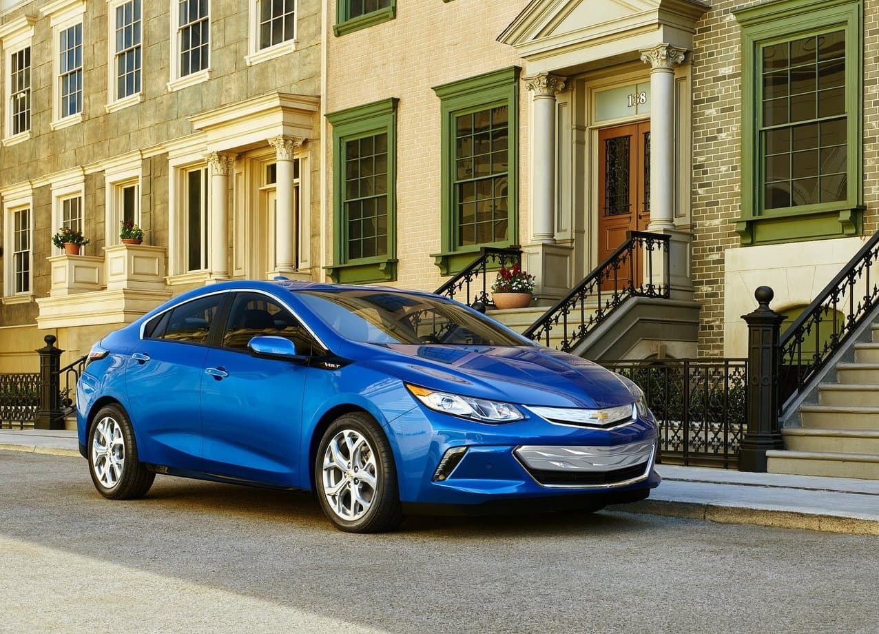 <b>Chevrolet Volt</b>
<br>
<br>El Chevrolet Volt debutó en 2010 y parecía un auto con tecnología traída del futuro. Hoy en día, existen muchos híbridos enchufables, pero por alguna razón el Volt no fue capaz de mantener el mismo ritmo que en un inicio lo caracterizó. De esta manera, el Volt se retira de un segmento que cada vez es de mayor interés en la población.
<br>