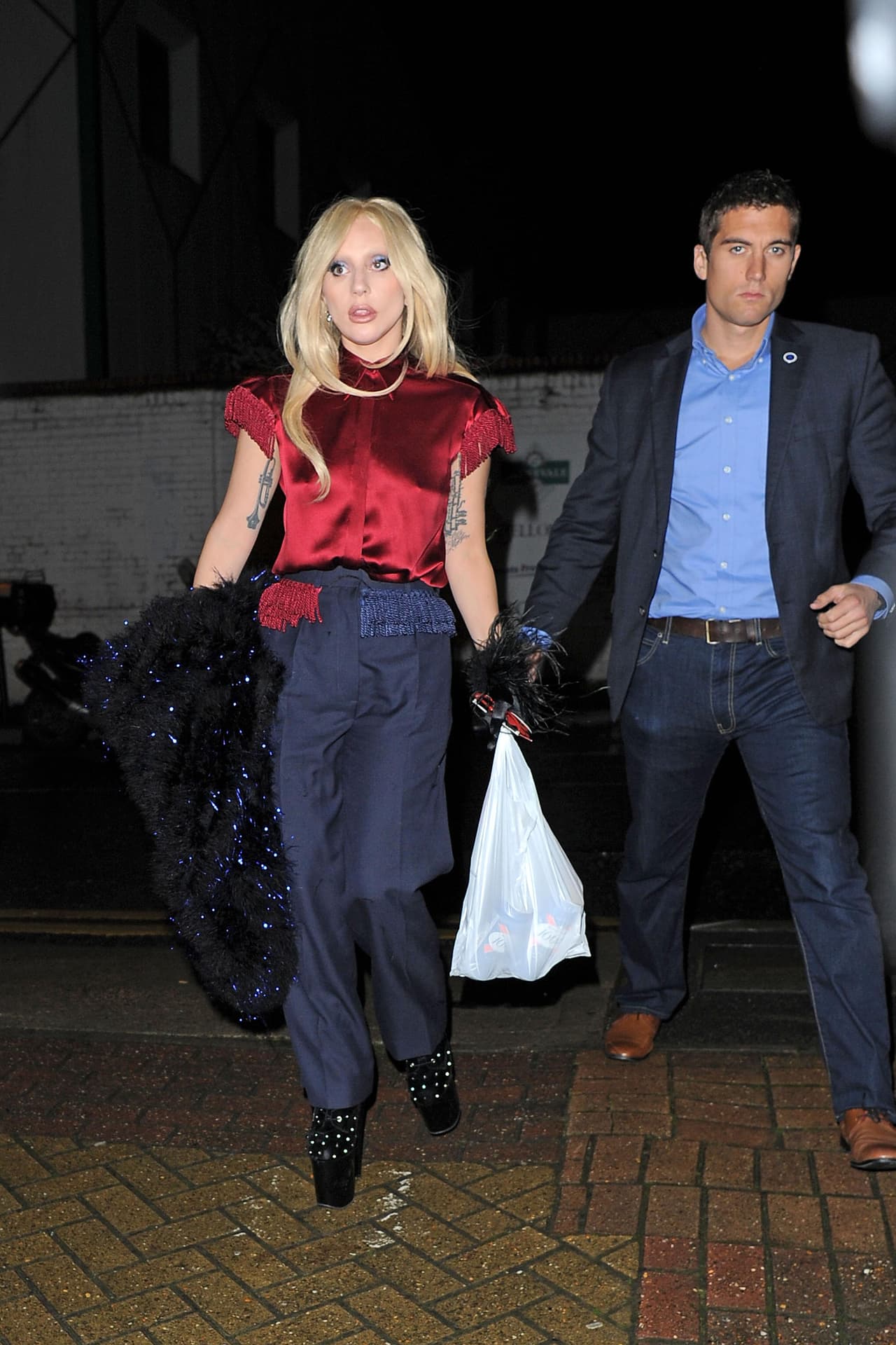 Tras la fotos y autógrafos, la artista siguió su camino.