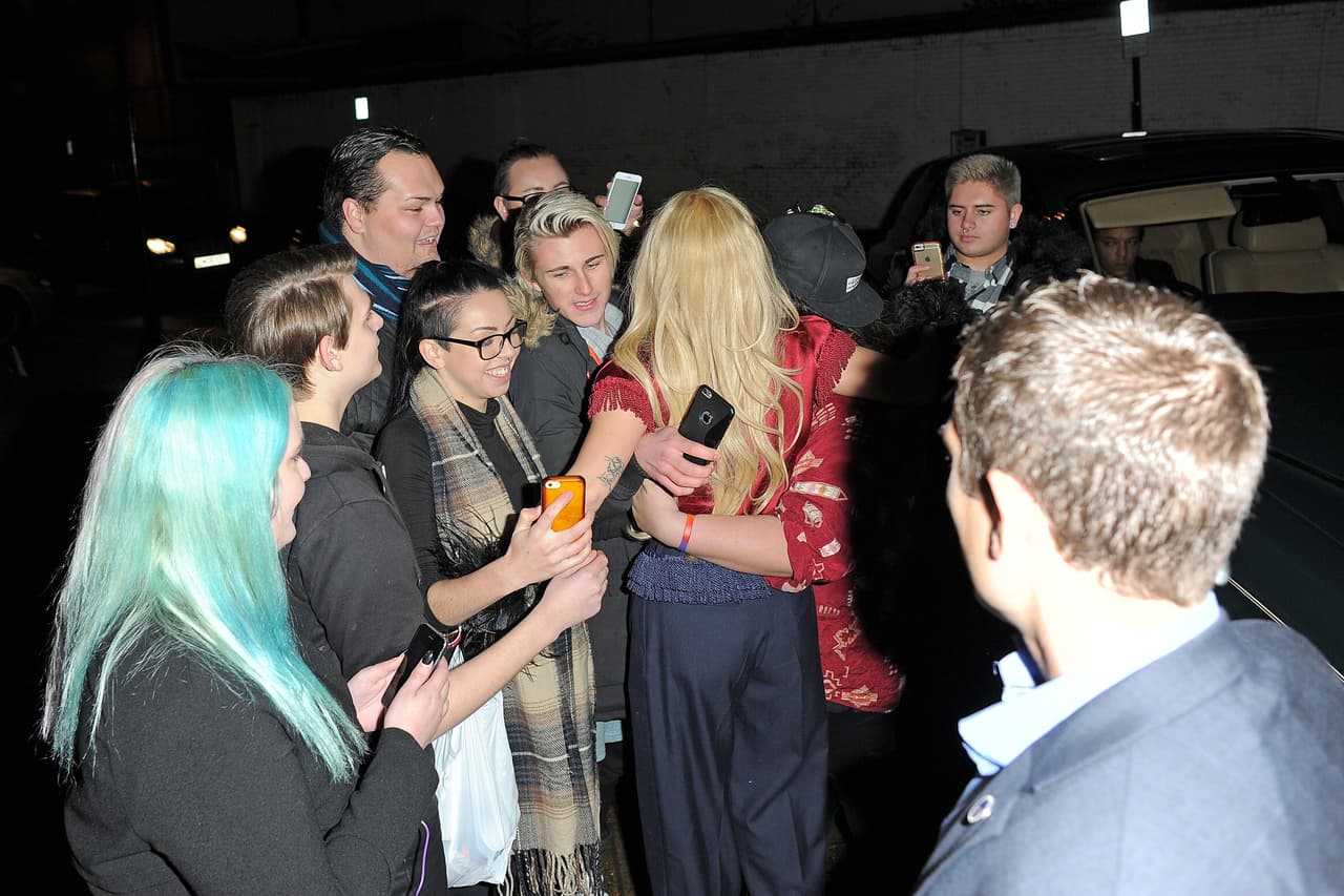 No importa lo cansada que esté, la cantante siempre está disponible para sus seguidores.