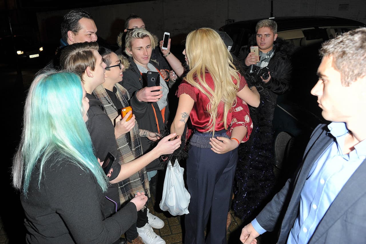 Pero al salir de la tienda no sólo paparazzi la esperaban.