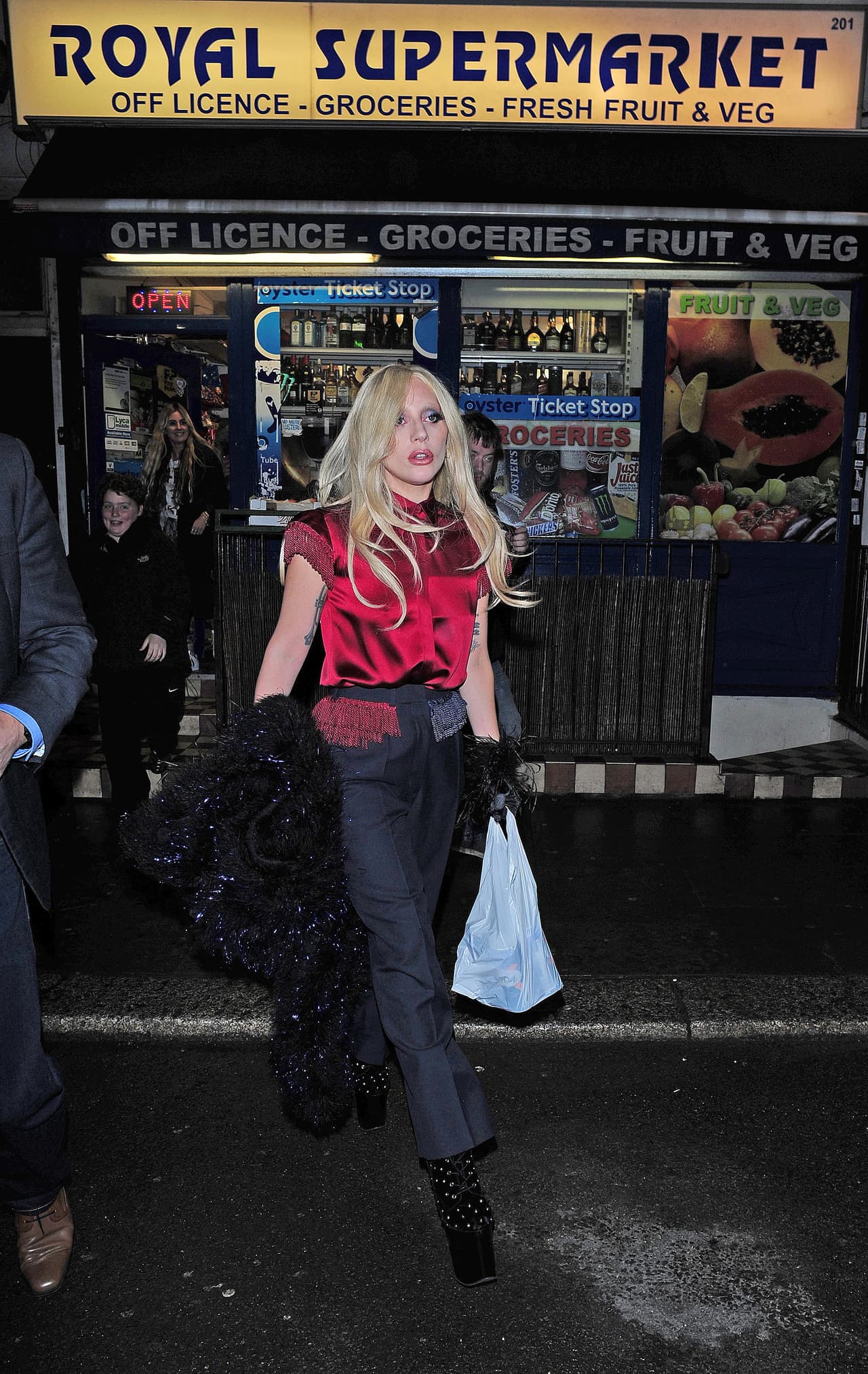 La Gaga salió con una bolsa llena de ¡cervezas!