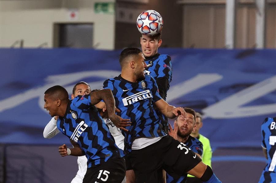 Real Madrid se salva y anota al final para vencer al Inter 3-2. Karim Benzemá abrió el marcador para los 'merengues', seguido de Sergio Ramos. Fue minutos después cuando Lautaro Martínez anotó para su equipo e Iván Perisic ya empataba el encuentro. Rodrygo le da el gane a su equipo al minuto 80 durante la J3 de la Champions League.