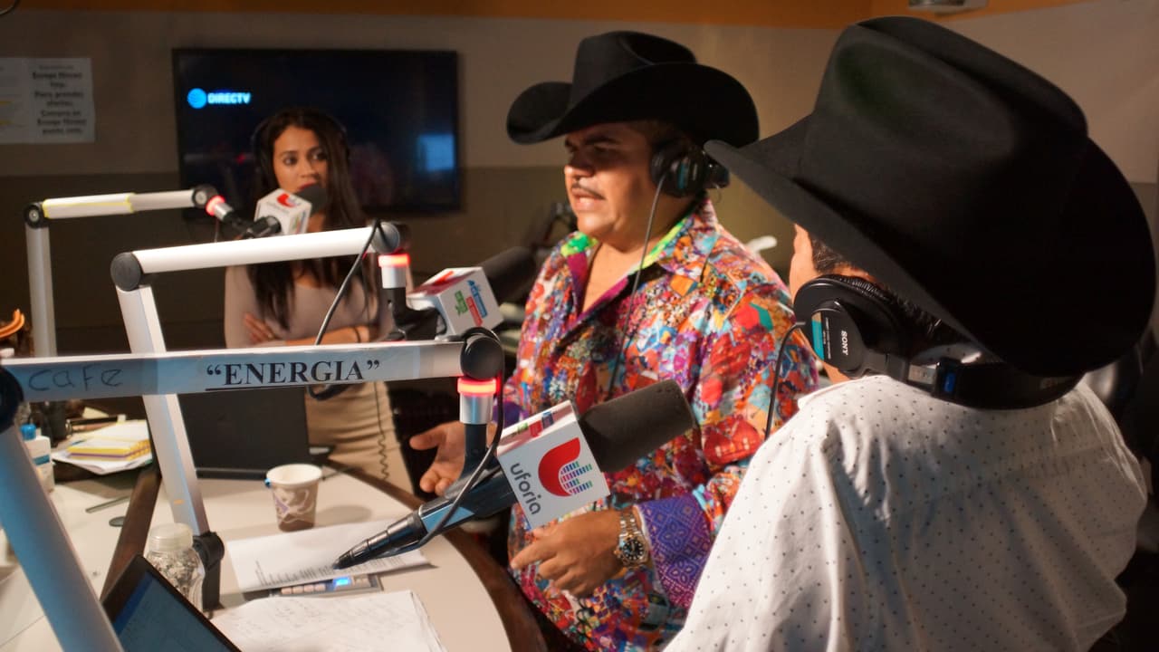 Chuy Lizarraga estreno su canción 'Casada o no' al lado de 'El Bueno, La Mala y El Feo'.