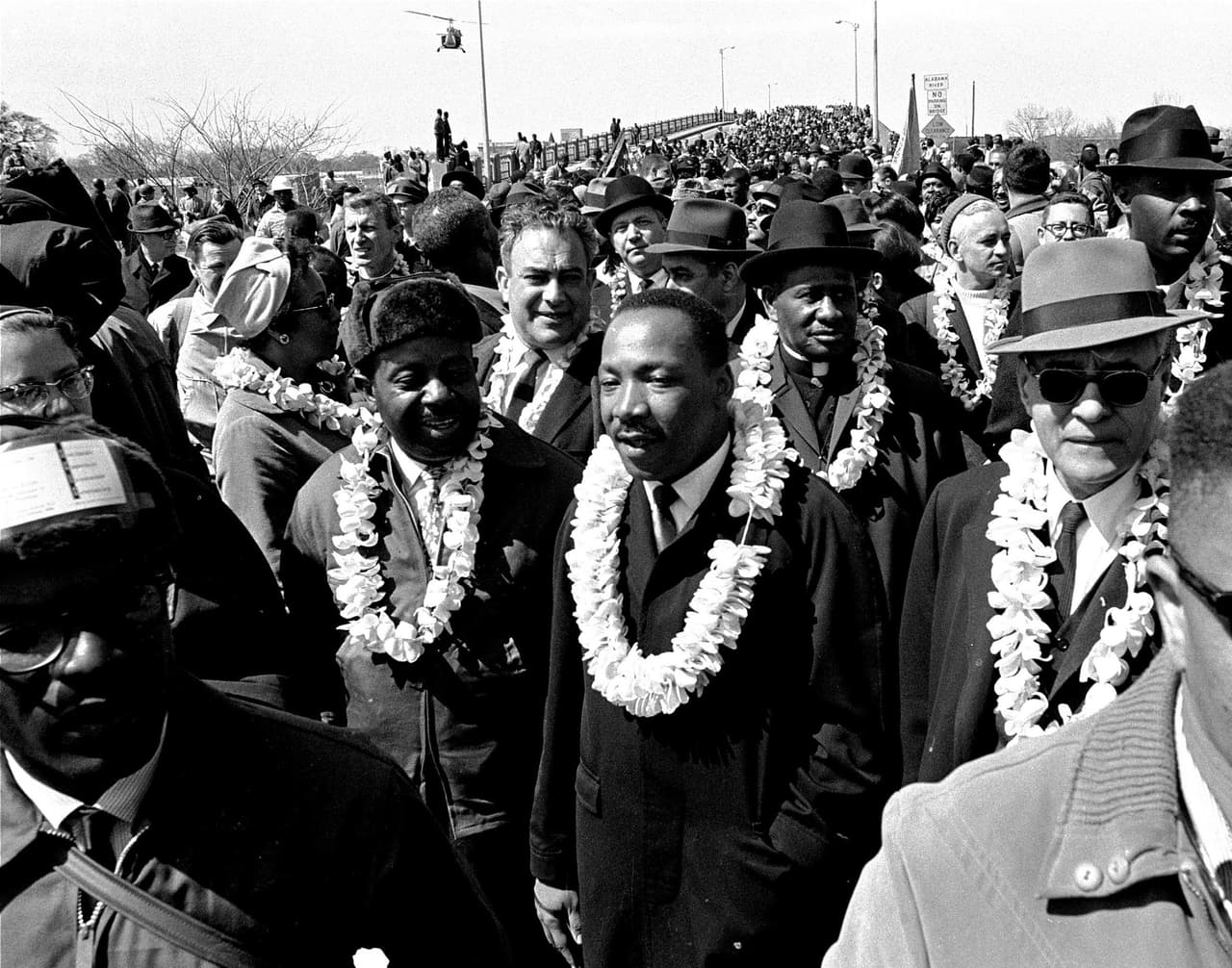 <b>Marcha de Selma (Alabama, 1965)</b>
<br>
<br>Activistas que luchaban por el derecho a registrarse como votantes habían intentado marchar para protestar desde Selma hasta Montgomery, la capital del estado, a unas 50 millas. Fueron bloqueados y reprimidos violentamente por la policía estatal en un suceso conocido como el 'domingo sangriento'.
<br>
<br>King dirigió una segunda marcha pero la detuvo justo antes de cruzar el puente donde habían ocurrido los enfrentamientos, lo que desconcertó a la policía que los esperaba y a los propios activistas preparados para la violencia. Finalmente un juez federal dictaminó que tenían derecho a continuar hasta Montgomery y obligó a las autoridades estatales a abrir el paso. King encabezó una tercera marcha que llegó a la meta con más de 20,000 personas. Unos meses después el congreso aprobó la Ley de Derecho al Voto.
