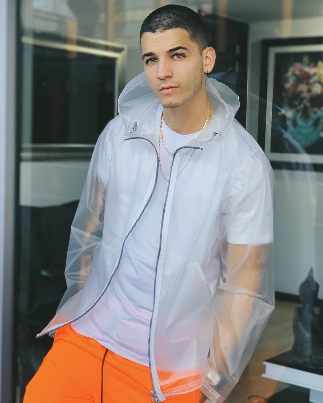 <b><a href="https://www.univision.com/entretenimiento/una-bala-perdida-lo-mato-autoridades-ofrecen-detalles-de-la-muerte-del-cantante-colombiano-legarda-video">Legarda murió el pasado jueves, 7 de febrero, en Medellín, Colombia</a></b>, cuando el Uber en el que se trasladaba pasó por una zona en la cual se estaba llevando a cabo un asalto. Un hombre disparó para repeler a los delincuentes y uno de esos proyectiles le arrebató la vida al artista.