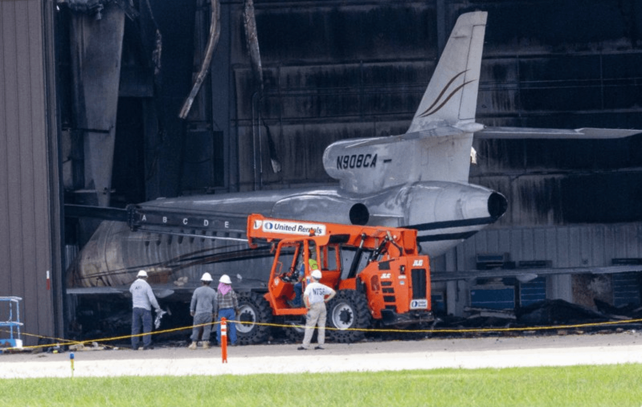 Trabajadores inspeccionan el área donde el avió se estrelló.