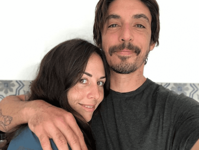 A través de redes sociales, la feliz pareja acostumbra a dedicarse mensajes de amor, enterneciendo a sus fans y a celebridades como:
<b>Regina Blandón, Maite Perroni, Bandon Peniche y Esmeralda Pimentel. </b>