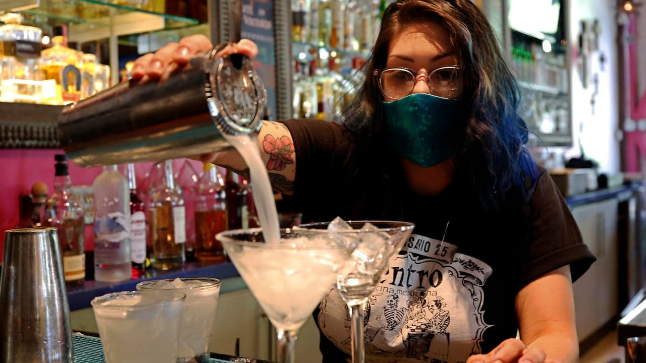 Gobernador de California ordena cierre de bares en siete condados por aumento de casos de coronavirus