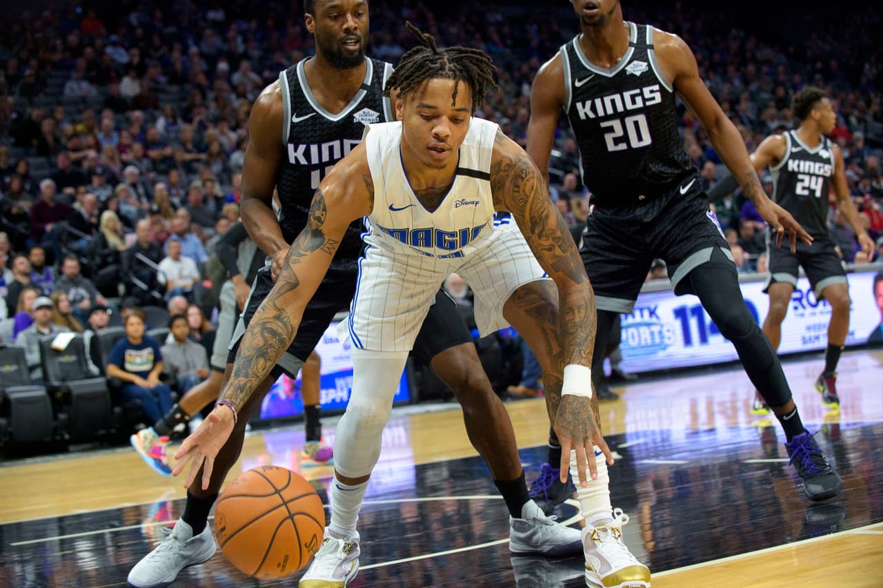 En el 2001 hubo cambios en el reglamento: un jugador no puede permanecer más de tres minutos en el área de pintura y los equipos deben pasar el balón al campo rival en ocho segundos. En el 2002-03 llegó la tecnología con la repetición instantánea.