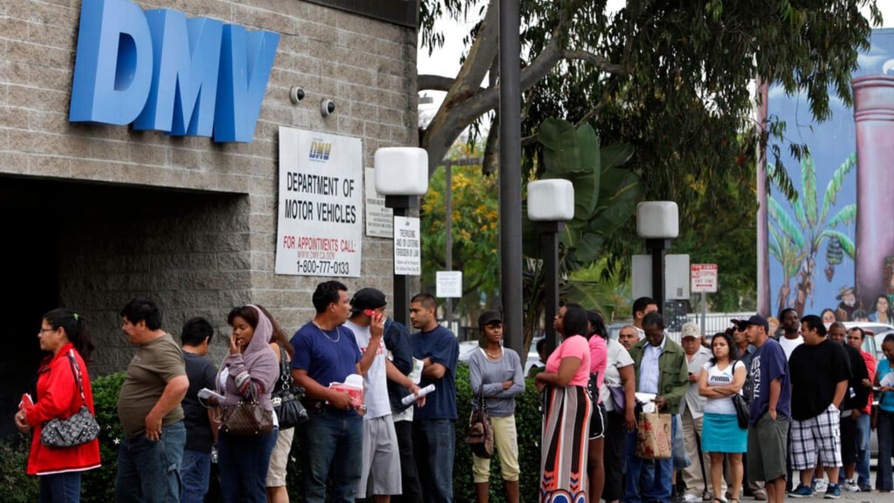 <h2 class="cms-H2-H2">Qué se necesita para obtener la licencia de conducir AB60 en California</h2>
<br>
<br>La licencia de conducir para inmigrantes indocumentados en California
<b>se tramita en el Departamento de Vehículos Motorizados</b> o DMV.
<br>
<br>Para realizar el trámite necesitarás:
<br>-
<a href="https://www.dmv.ca.gov/portal/driver-licenses-identification-cards/dl-id-online-app-edl-44/" target="_blank">Completar la solicitud de licencia de conducir AB60</a>
<br>- Aprobar
<a href="https://www.dmv.ca.gov/portal/driver-licenses-identification-cards/preparing-for-knowledge-and-drive-tests/" target="_blank">un examen de conocimientos</a> sobre las leyes de tránsito en California
<br>-
<a href="https://www.dmv.ca.gov/portal/appointments/select-appointment-type/" target="_blank">Hacer una cita en el DMV</a> para entregar los documentos necesarios
<br>- Hacer una prueba de manejo y aprobar
<br>- Contratar un seguro de auto que cumpla con los requisitos de California