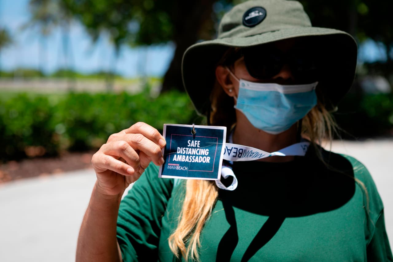 En Miami Beach hay personas que trabajan como embajadores de la distancia social, quienes les recuerdan a las personas que usar las mascaras y estar a 6 pies entre sí, es necesario para prevenir los contagios.