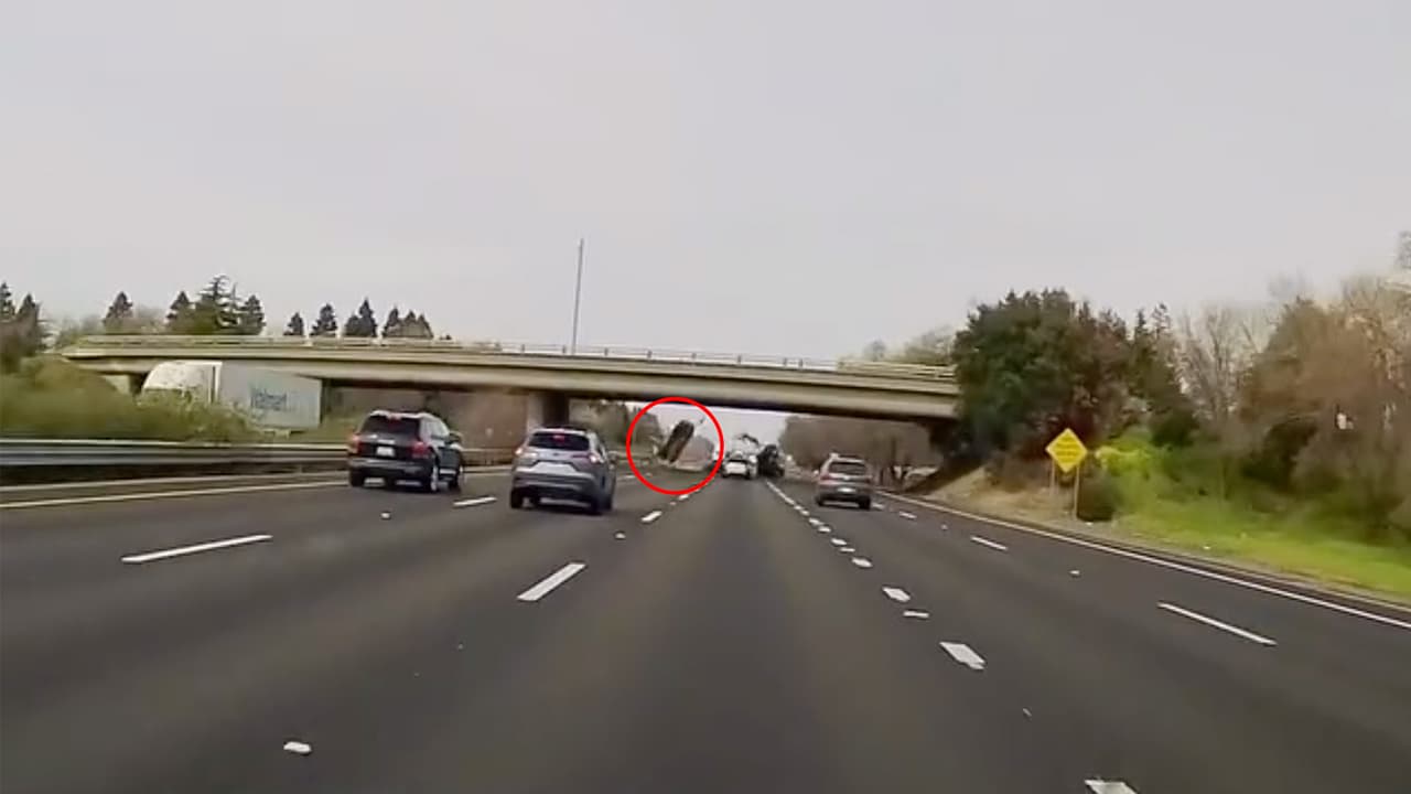 Vehículo sale volando desde un puente sobre la I-5 en Natomas; conductor se encuentra en estado crítico