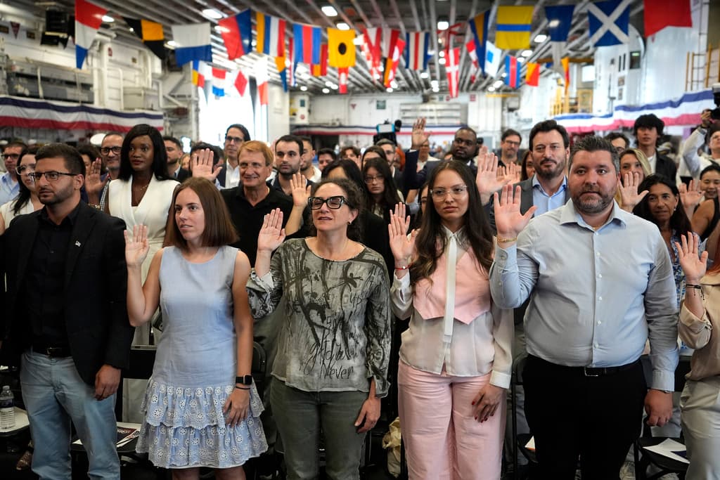 El evento histórico en PortMiami dejó una huella indeleble en estos 60 nuevos ciudadanos. Contó con la participación de algunos de los 1,000 tripulantes a bordo del
<b><a href="https://www.univision.com/local/miami-wltv/semana-naval-en-miami-almirante-de-origen-hispano-informa-a-noticias-23-sobre-la-mision-del-uss-bataan-video" target="_blank">portahelicópteros USS Bataan</a></b>.