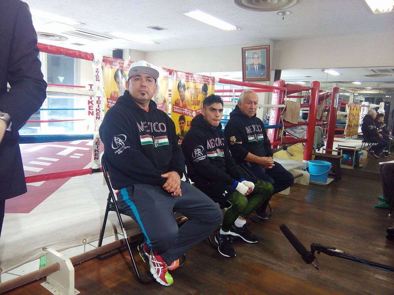 Carlos Cuadras y Pedro Guevara muestran armas en Japón