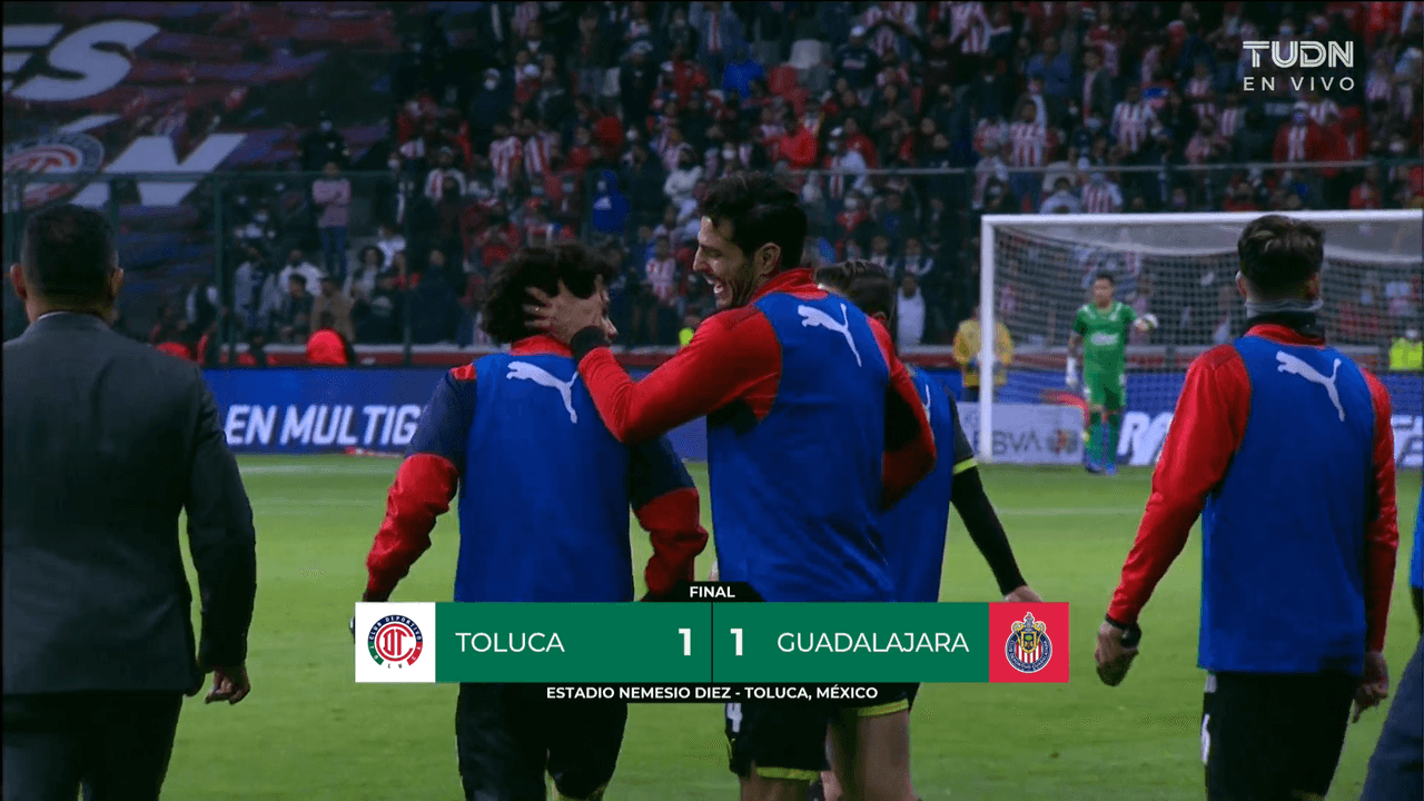 El motivo que desató el conato de bronca en la banca de Chivas