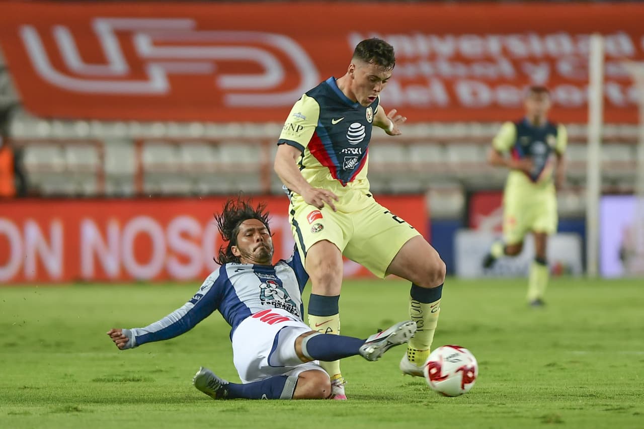 América adelanta filas y comienza a tocar en el medio campo del Pachuca pero sin encontrar espacios para generar peligro.