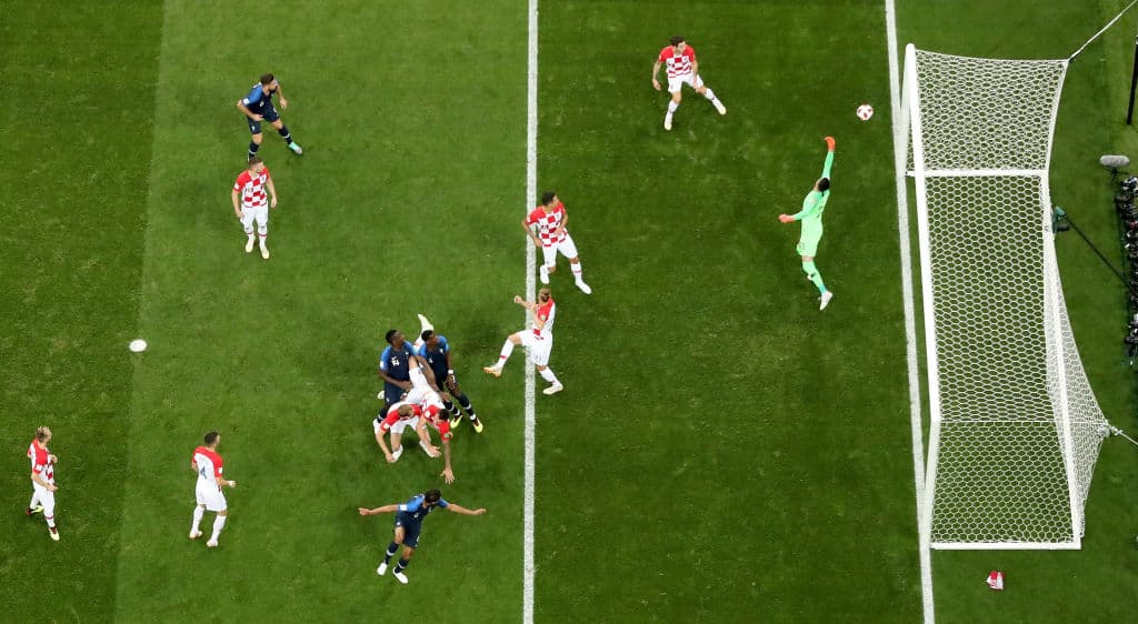 Algunos de los croatas casi que fueron testigos impotentes de ese gol en contra.