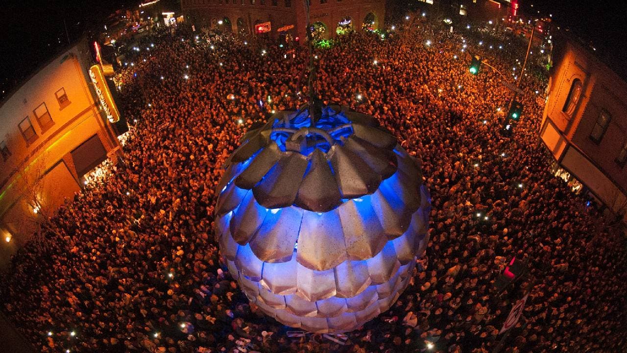 <b>FLAGSTAFF</b>
<br>Uno de los mayores eventos de fin de año en Arizona es el
<b>New Year's Eve Pinecone Drop</b> en Flagstaff, el cual atrae a miles de visitantes cada 31 de diciembre en una fiesta de luces en el Historic Weatherford Hotel.
<br>Más información:
<a href="https://weatherfordhotel.com/pinecone-drop/" target="_blank">weatherfordhotel.com</a>
