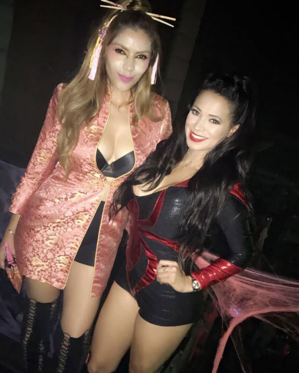 Aquí la vemos en un fiesta de disfraces con la también locutora
<b>Donaji,</b> de K-LOVE 107.5 en Los Ángeles.