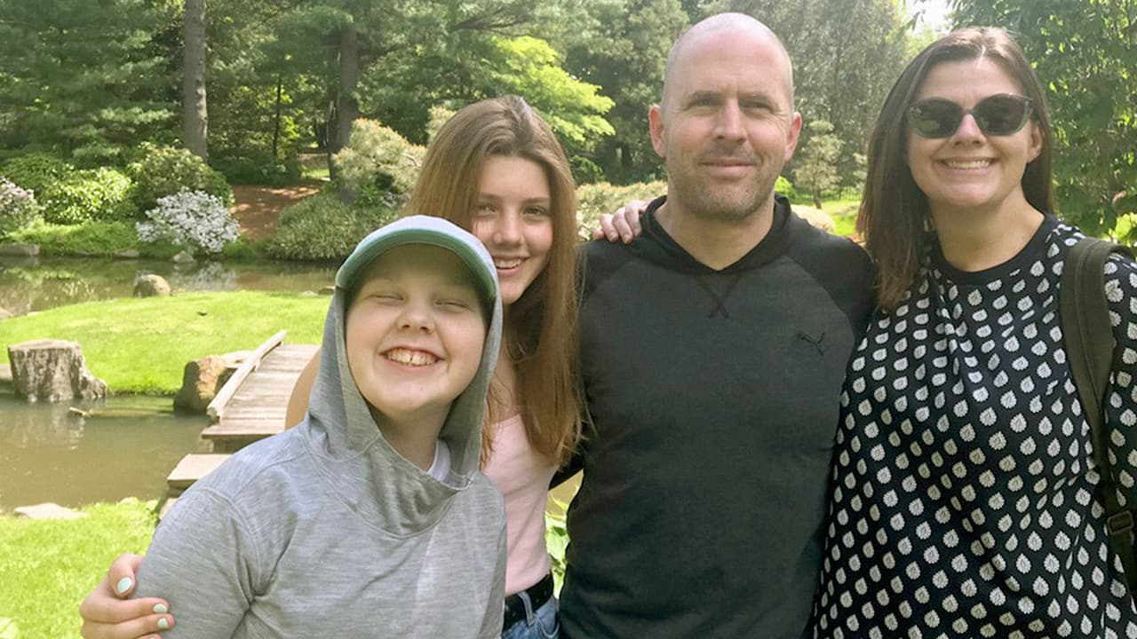 La fotografía fue tomada durante el Día de la Madre, cuando Clara estaba en casa entre las quimioterapias 2 y 3. Se ve a Clara, al lado su hermana de 14 años, Mae de Groot, y sus padres Ben y Kristen de Groot.