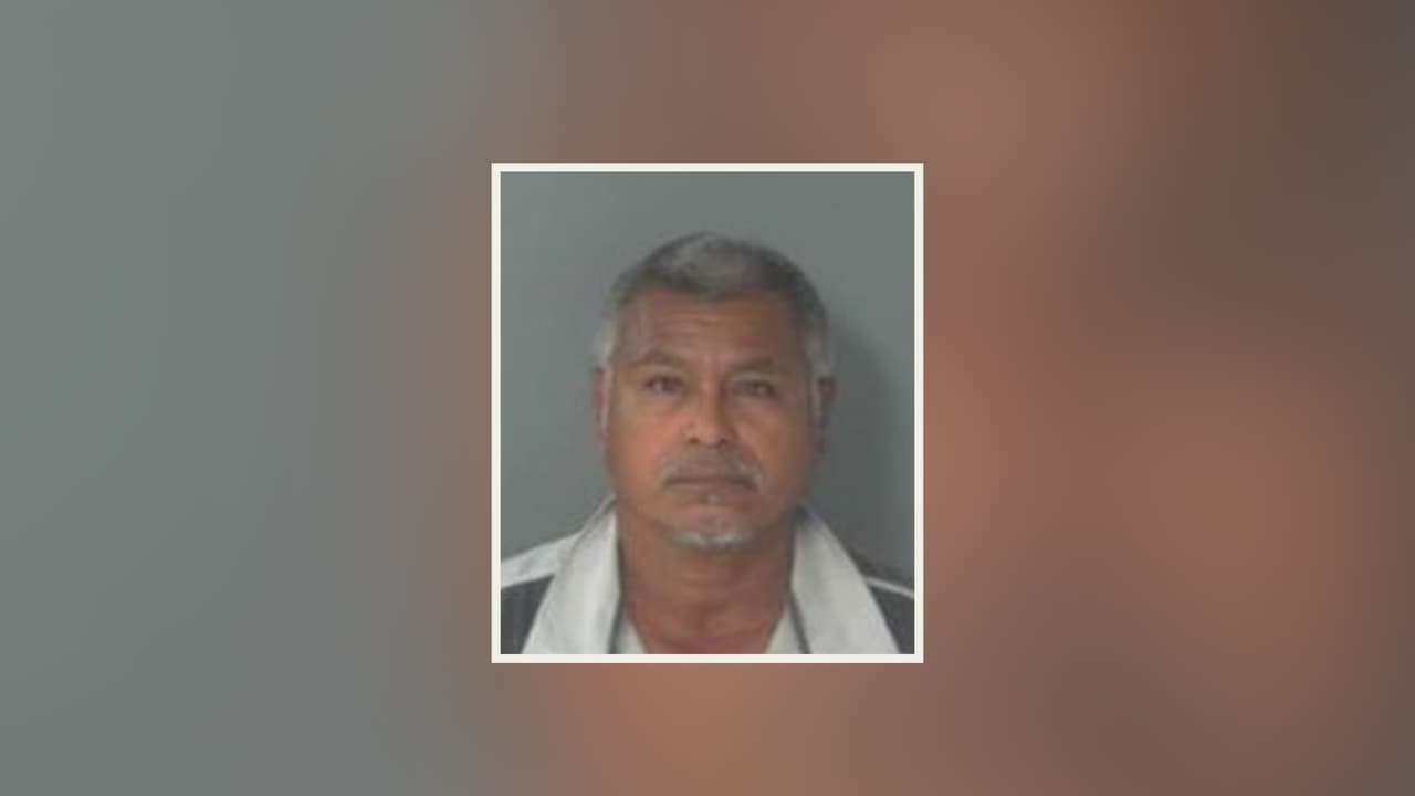 El dueño de la vivienda fue identificado como Felipe Morales, de 54 años, fue arrestado y enfrenta cargos por organizar peleas de gallos.