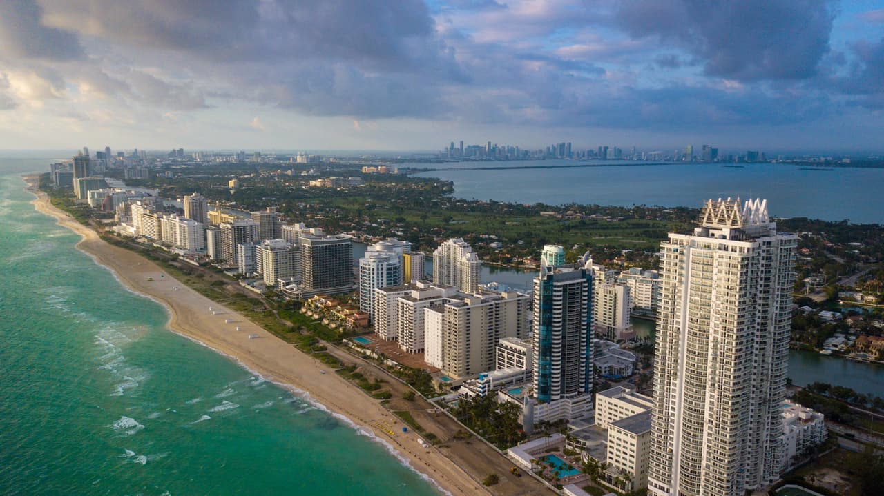 <h3 class="cms-H3-H3">13. North Miami, Florida</h3>
<br>
<br>👉
<b>Población de origen extranjero (2020): </b>55.5% (+4.8% desde 2016)
<br>
<br>👉
<b>Mayor grupo de inmigrantes: </b>haitianos.
<br>
<br>👉
<b>Otros grupos de inmigrantes: </b>cubanos, colombianos, nicaragüenses.
<br>
<br>👉
<b>Población total: </b>62,468 habitantes.
<br>